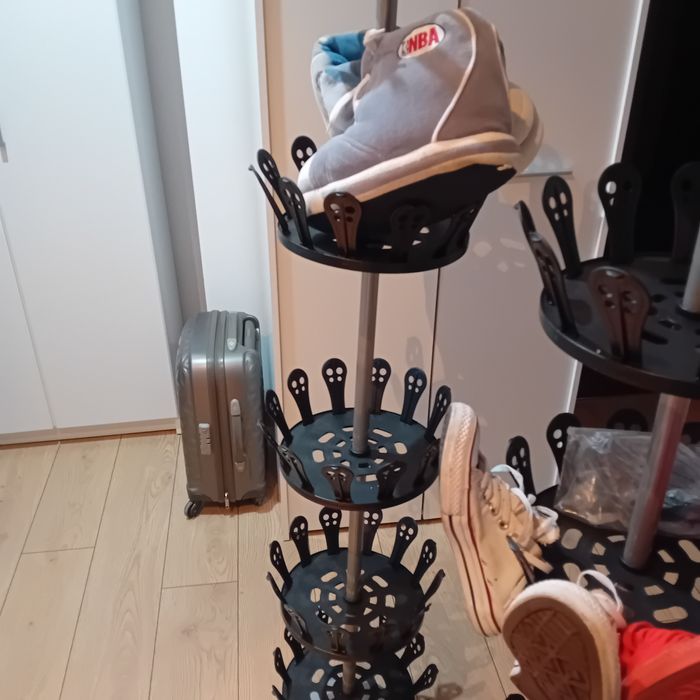 Vînd pantofar ptr 30 de perechi , aproape nou