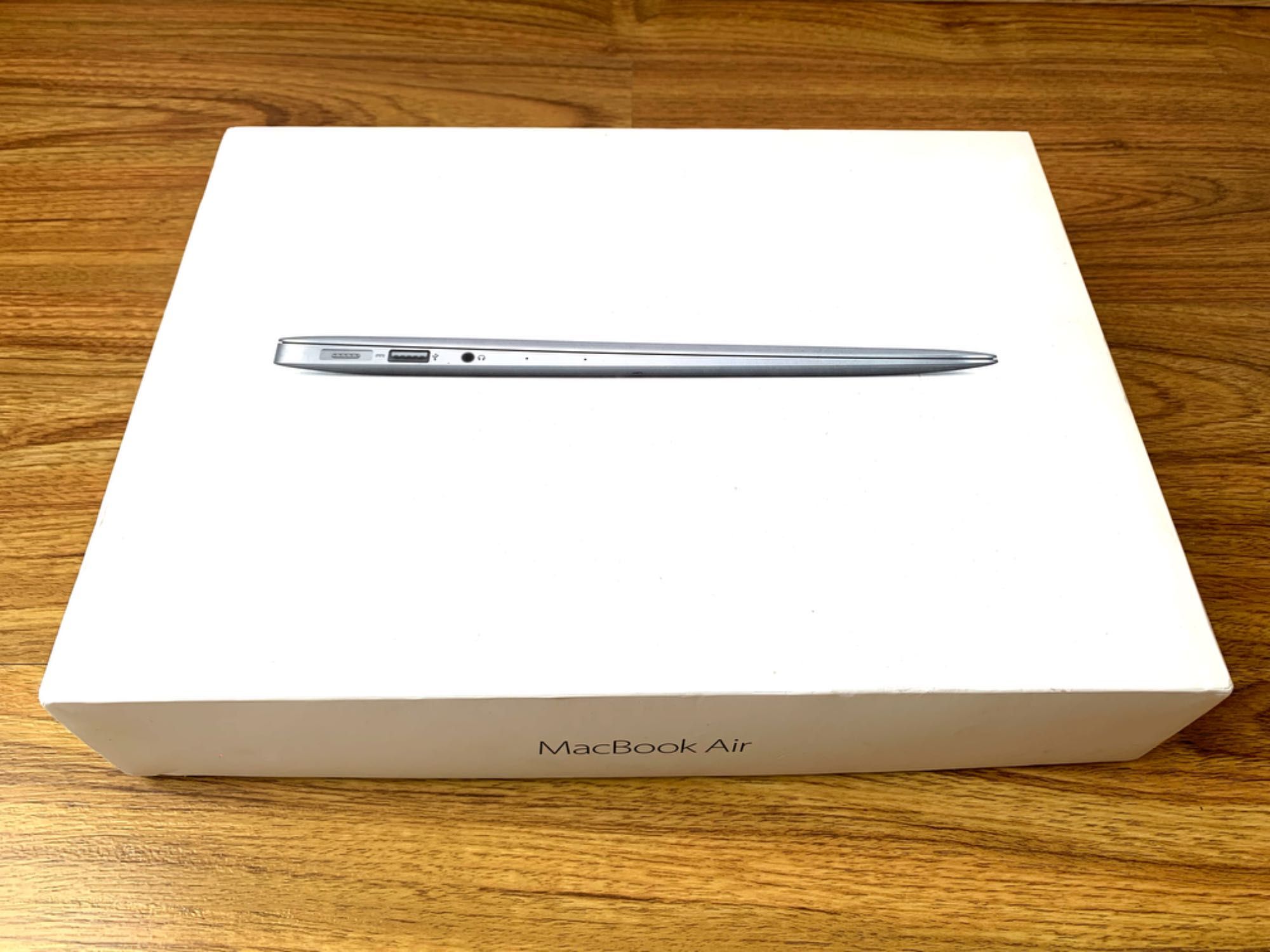 2022 MacBook Air i5, SSD - Пълен комплект, КАТО НОВ!!!