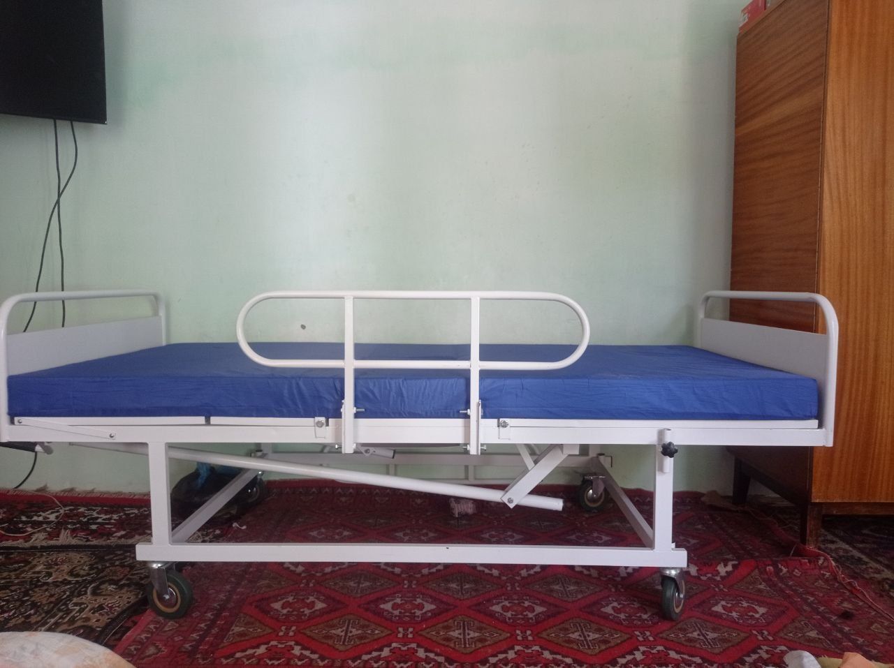 Медицинская кровать