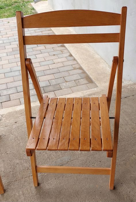 Scaune pliabile din lemn, și un set de mâsuță cu 2 scaune pliabile