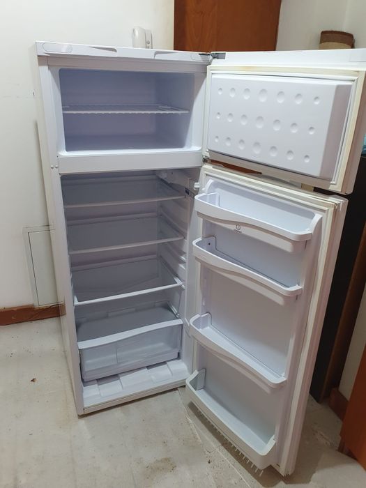 Vând frigider Indesit