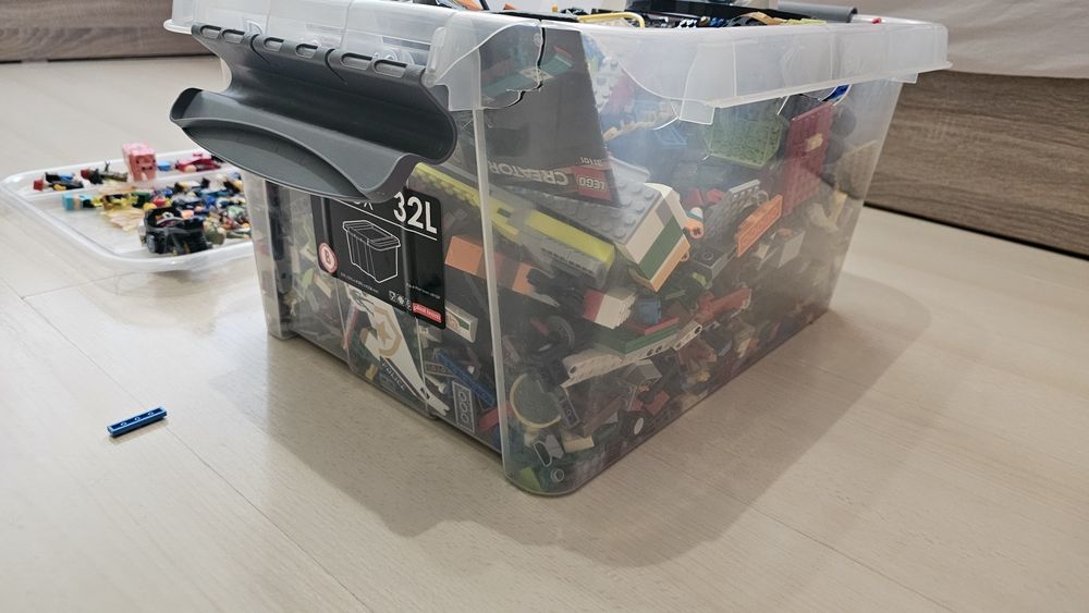 Продавам Lego фигурки и около 4кг лот/сет