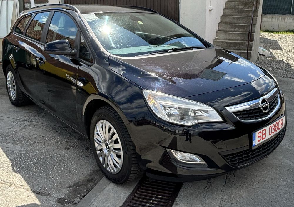 Opel Astra J 2011 benzina