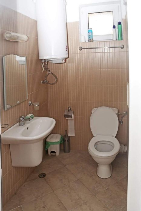 Дава се под наем Двустаен апартамент в Бургас, Център - 55 кв.м за 255 € - Снимка #3