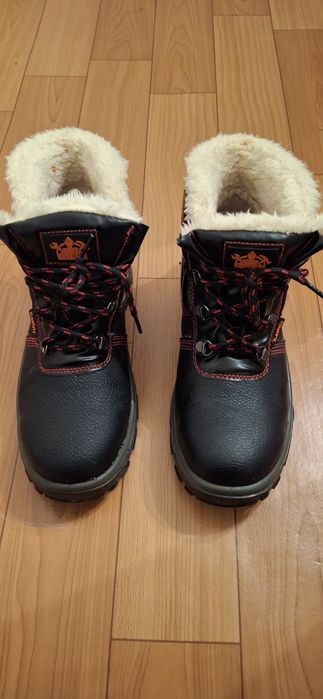 продаётся зимняя спецботинка