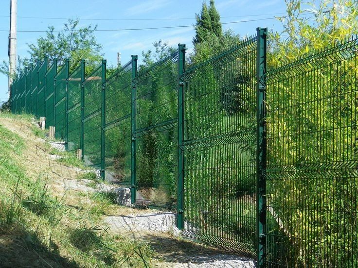Realizăm garduri din plasă bordurata verde