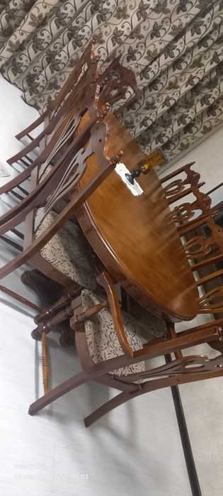 Продам б/у стол для большой семьи для отпразднования праздников!