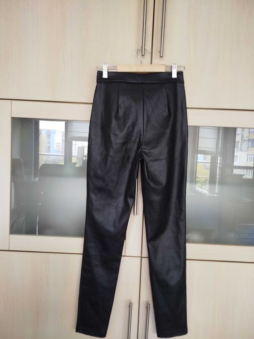 Черен панталон тип клин от изкуствена кожа Reserved