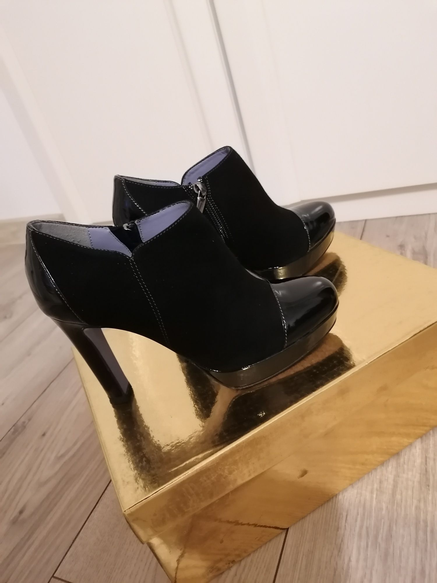 Botine piele lăcuită