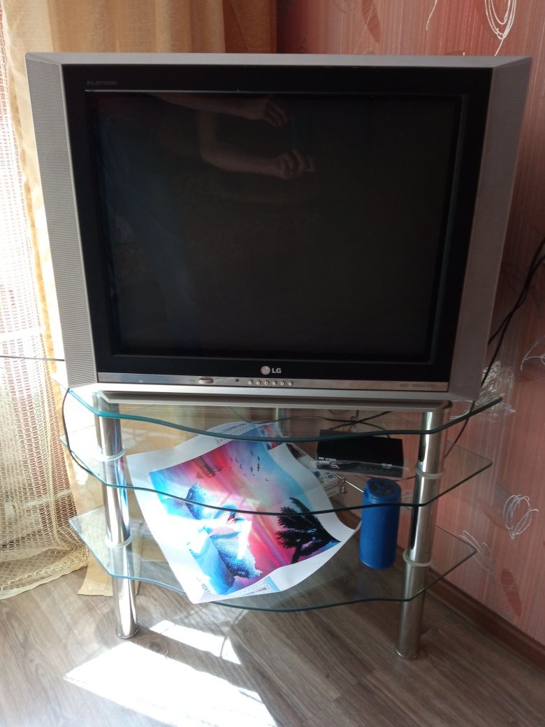 Телевизор LG  81 диагональ
