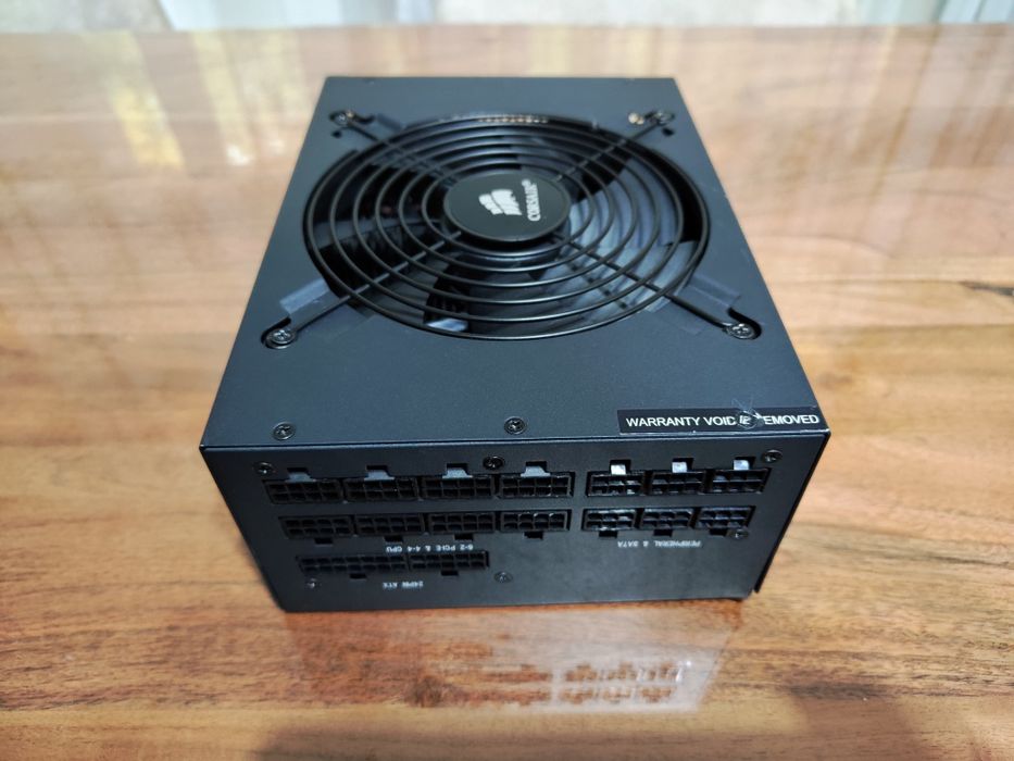 Продавам работещо захранване Corsair Professional Series Gold AX1200