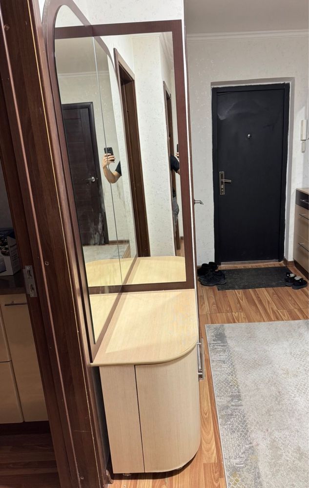 Шкаф  с зеркалом , в прихожую