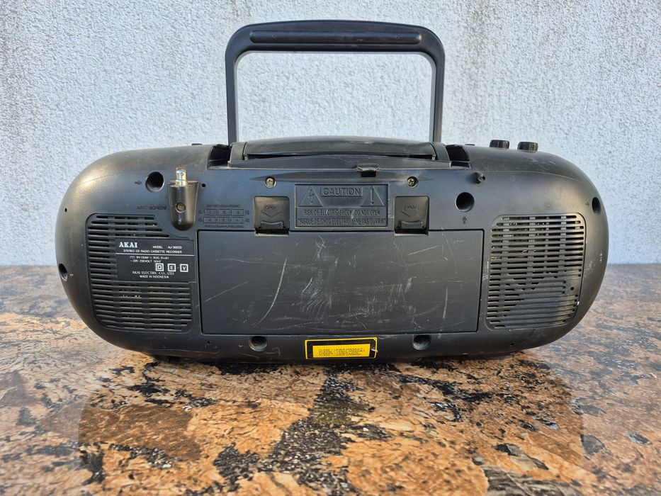 Radio Casetofon marca Akai model AJ-302CD