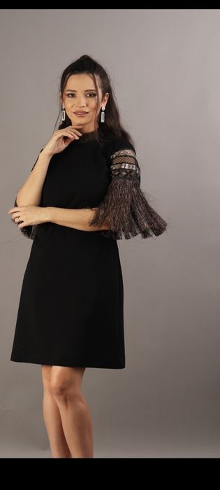 Rochie Moze neagra cu ciucurii aurii pe maneci