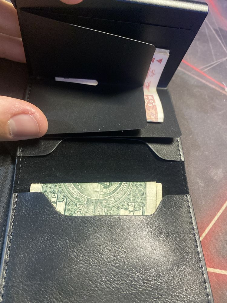 Портфейл (card holder)