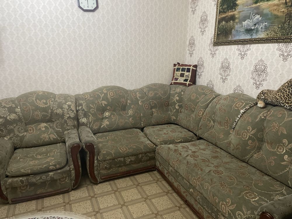 Угловой диван и кресло