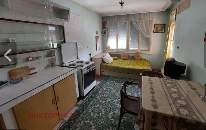 Етаж с гараж, три спални Прослав