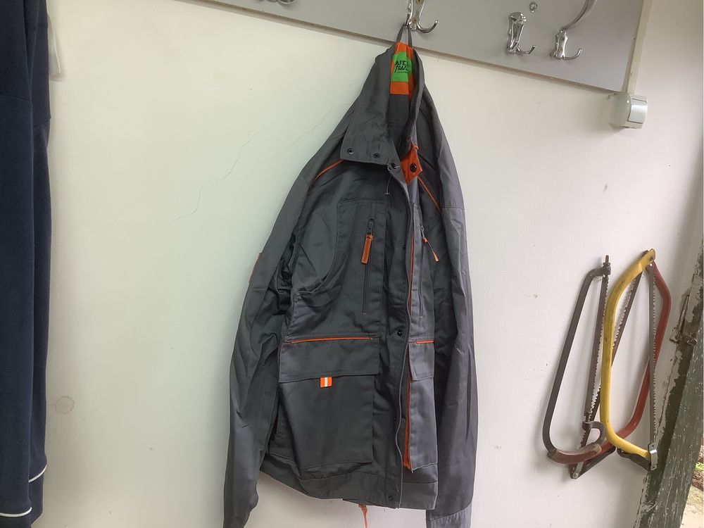 Pantaloni de salopeta si haină