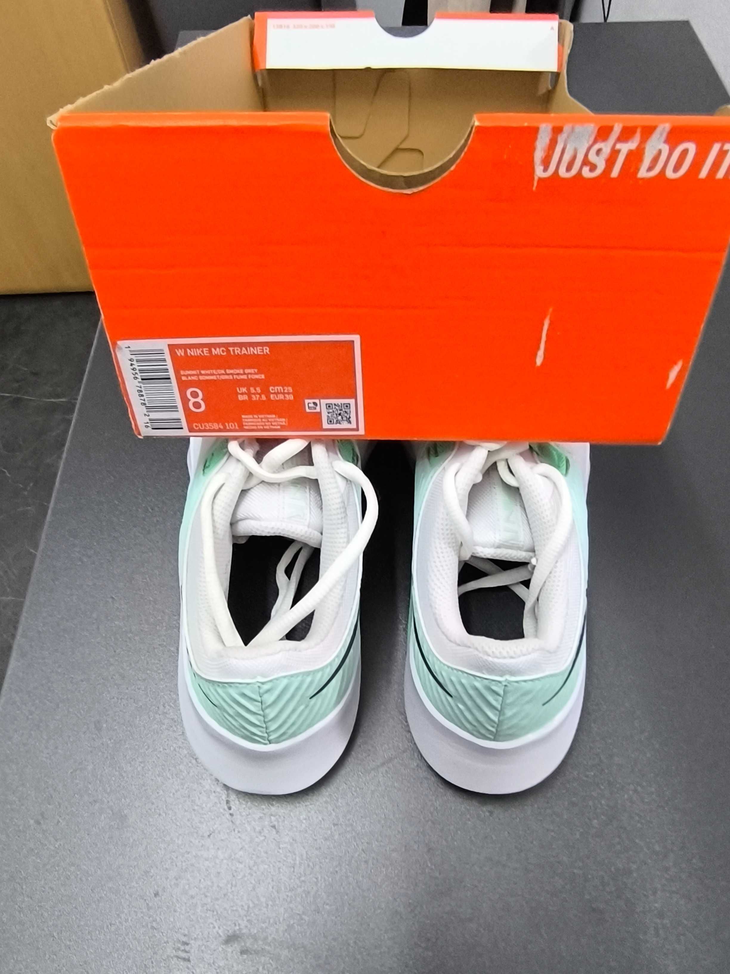 Дамски маратонки Nike
