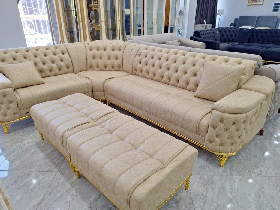 Угловой диван и два пуфика размер дивана 3м на 2,30м