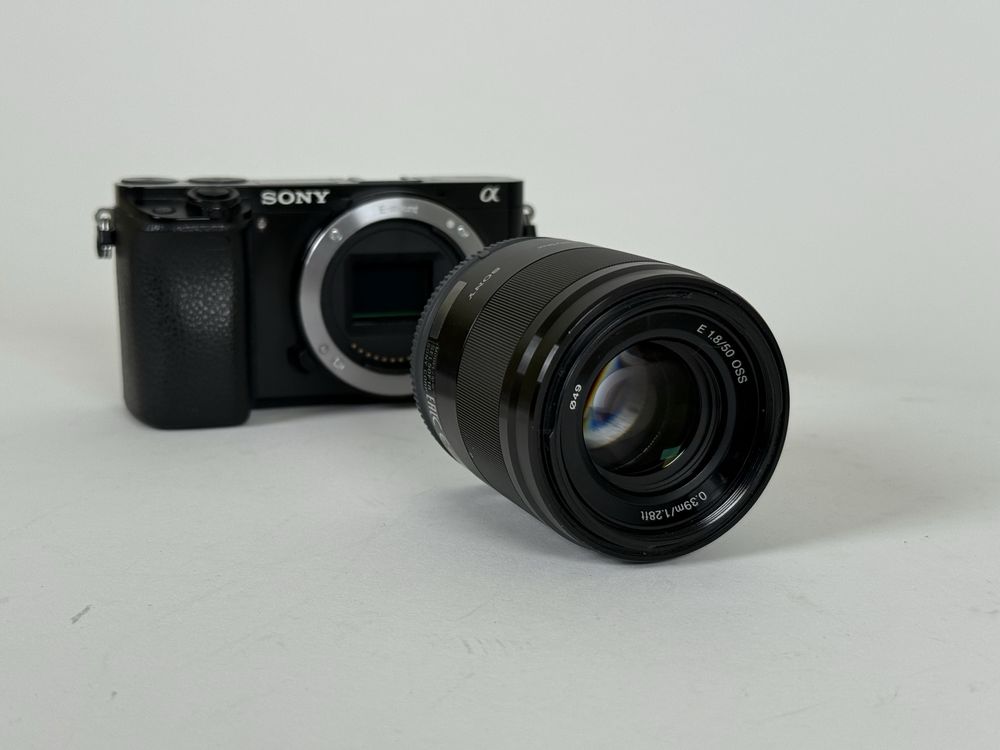 Sony A6000 + Sony SEL 50mm, 1,8f + 3 батерии, зарядно и карта памет