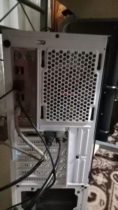 Продаю игровой компьютер с монитором и клавиатурой