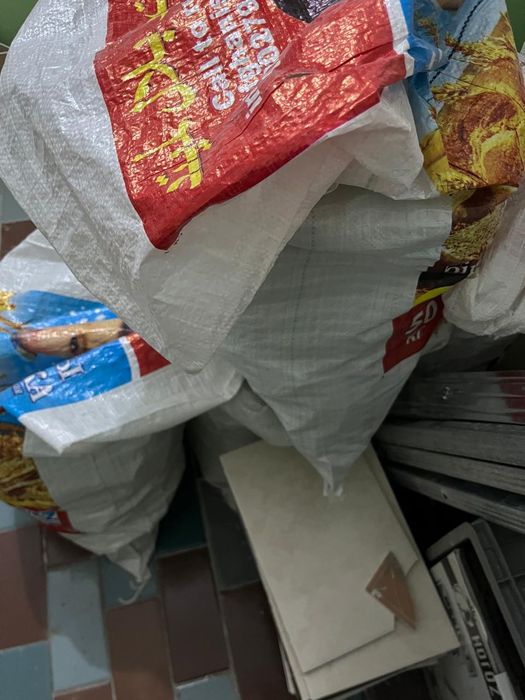 Строительный мусор ( кафель)