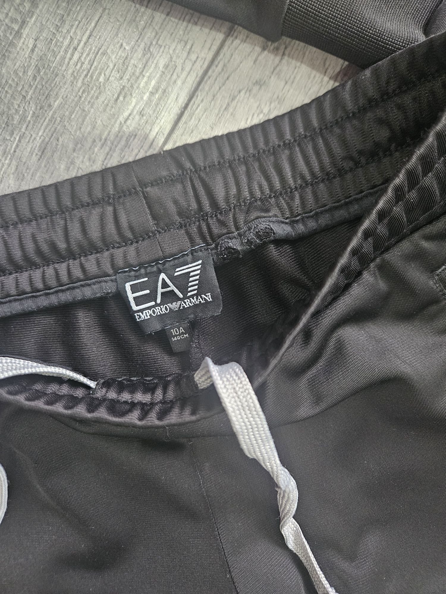Екип Emporio Armani