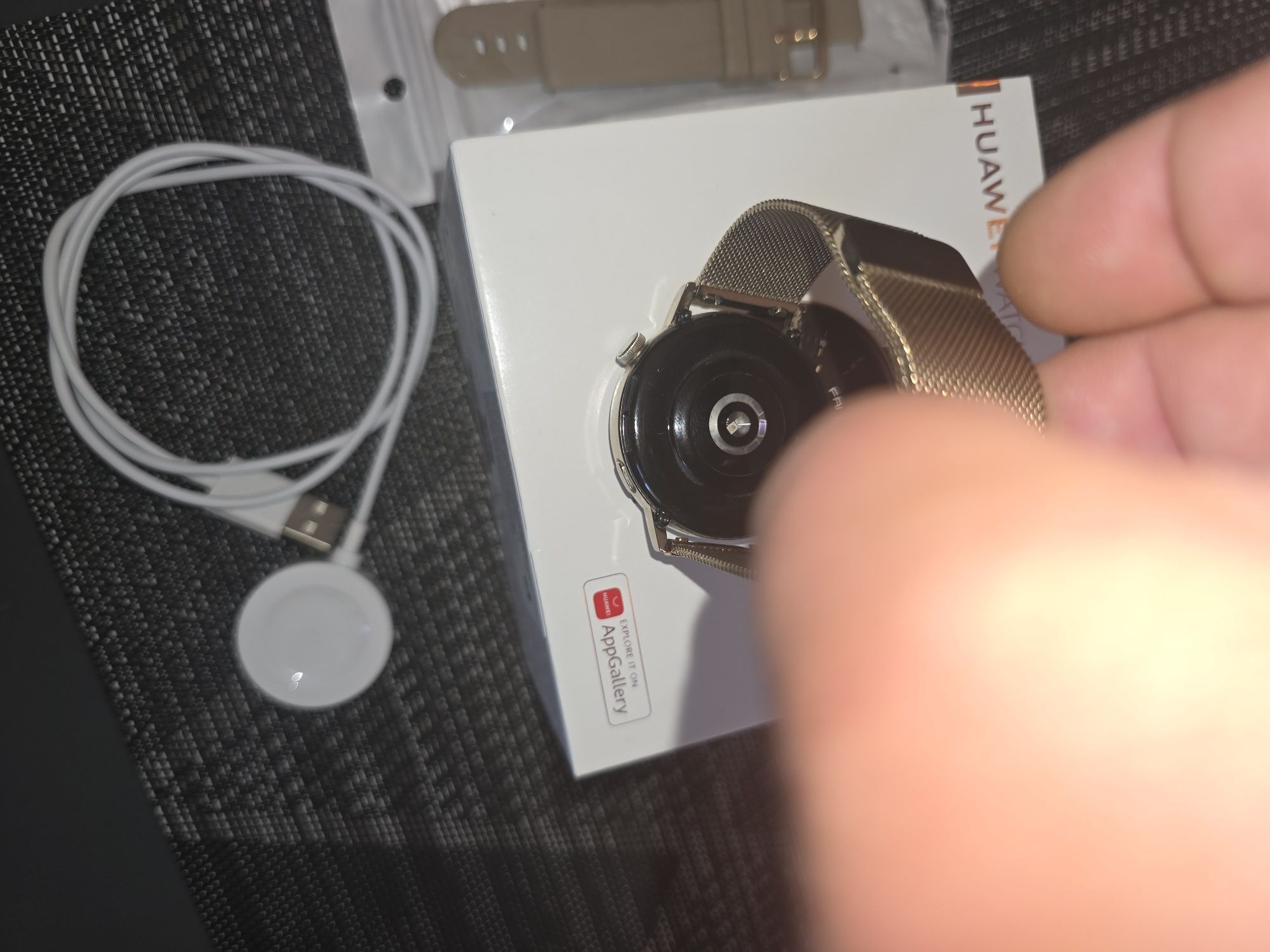 Продавам huawei gt 3 42mm дамския вариант