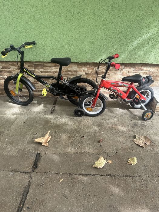 Se vand doua biciclete de copii cea mica rosie 200 de lei cea mare 300