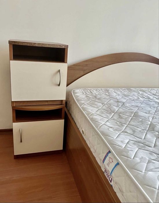 Продавам комплект спалня с две нощни шкафчета.