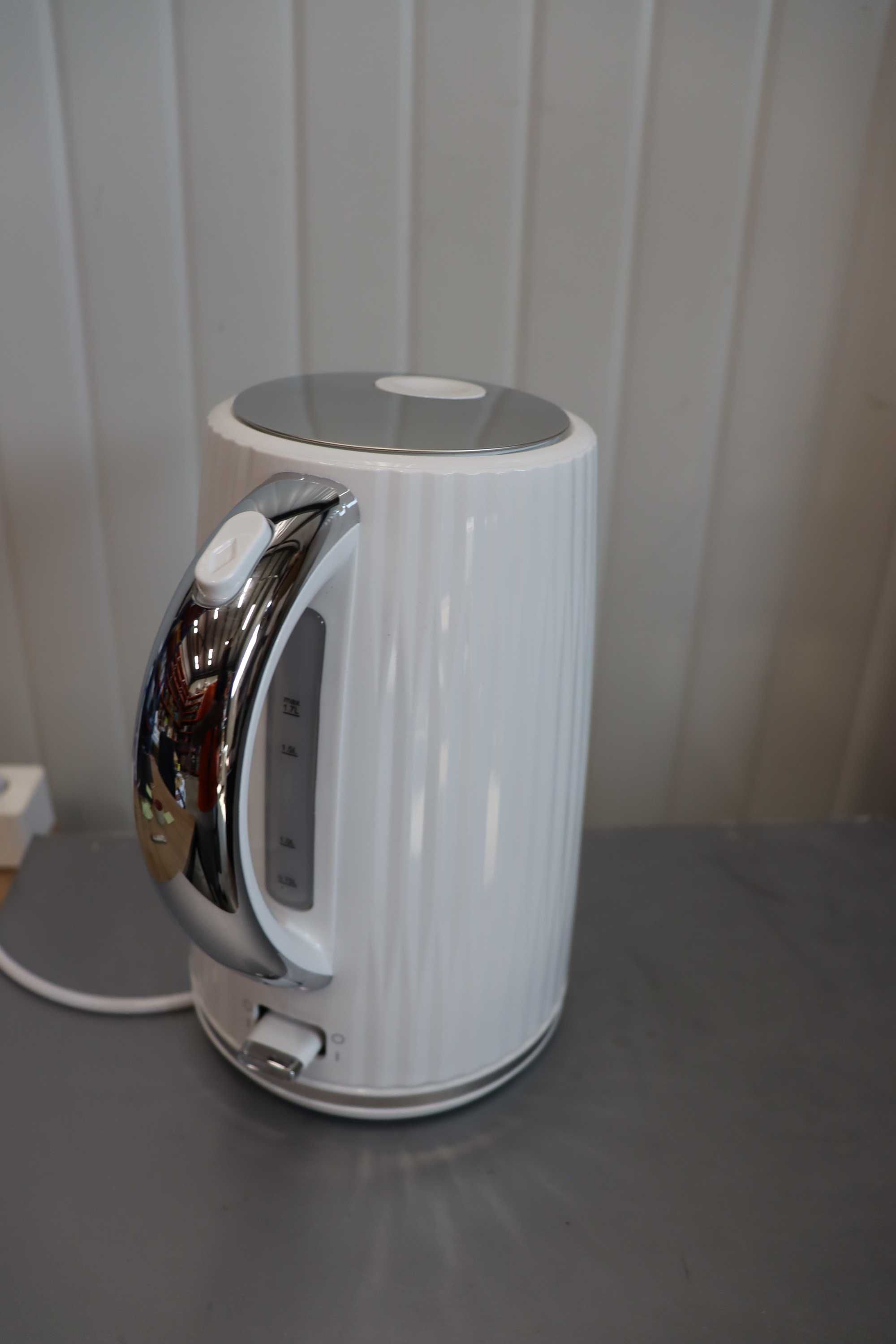 Електрическа кана Russell Hobbs Гореща вода, чай или кафе, 1.7л, 3000W