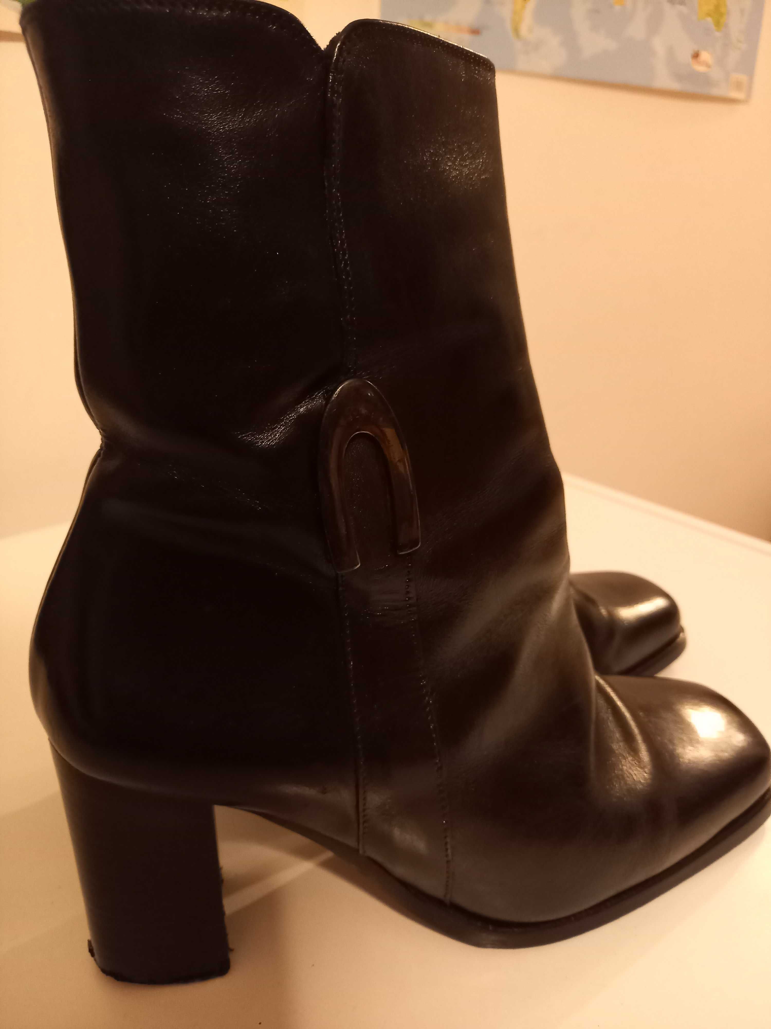 Botine Antigona cu toc, din piele cu blanita, nr 39