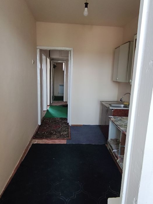 Срочно сотилади 3 хонали квартира.72 серияли гиштли.24000y.e