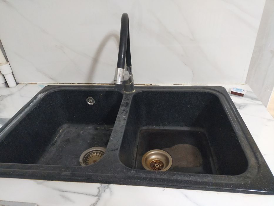 Продам большую двойную мойку со смесителем.