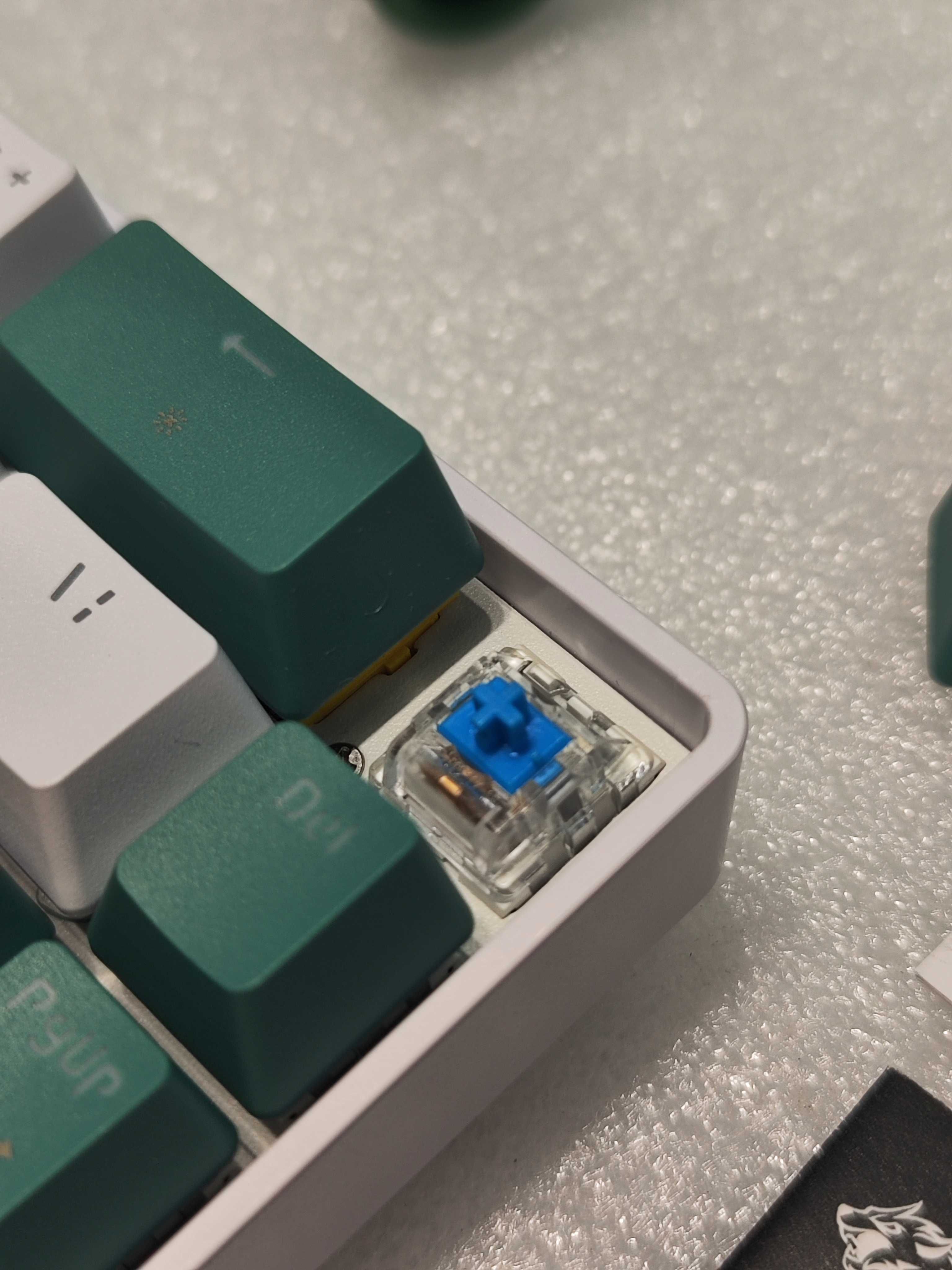 Механична 60% RGB клавиатура YINDIAO T8 с USB-C кабел