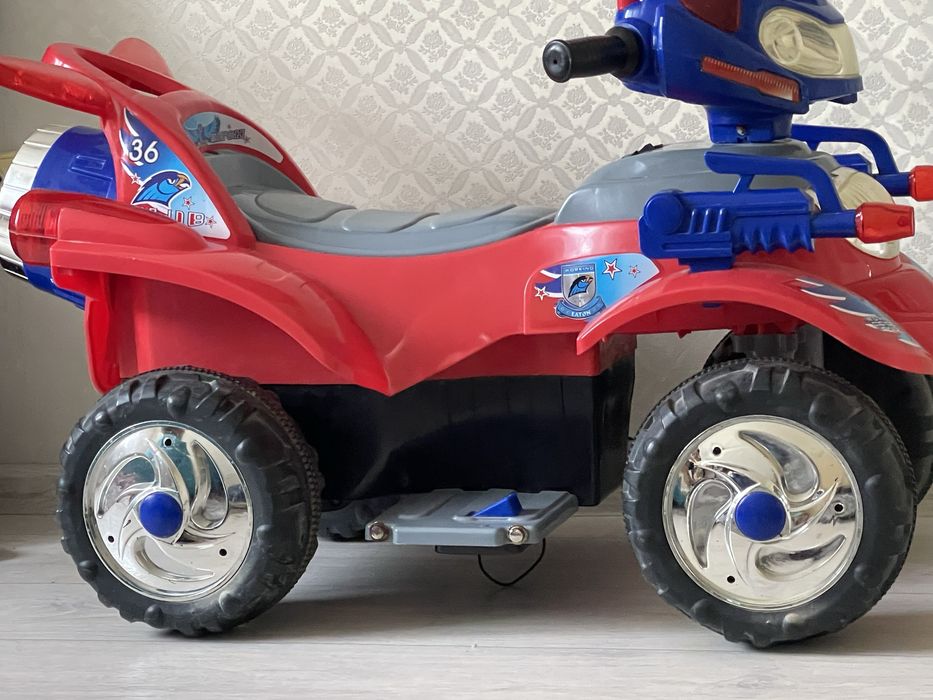 Игрушечная машинка