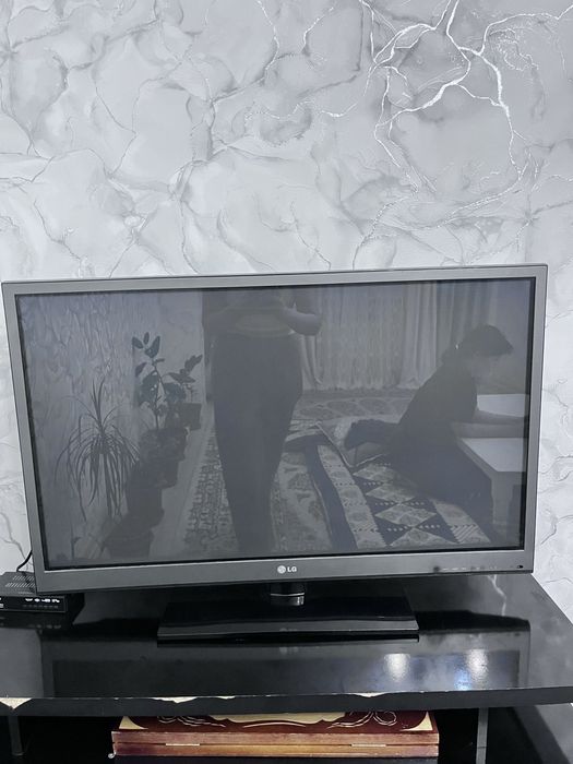 Телевизор LG с подставкой