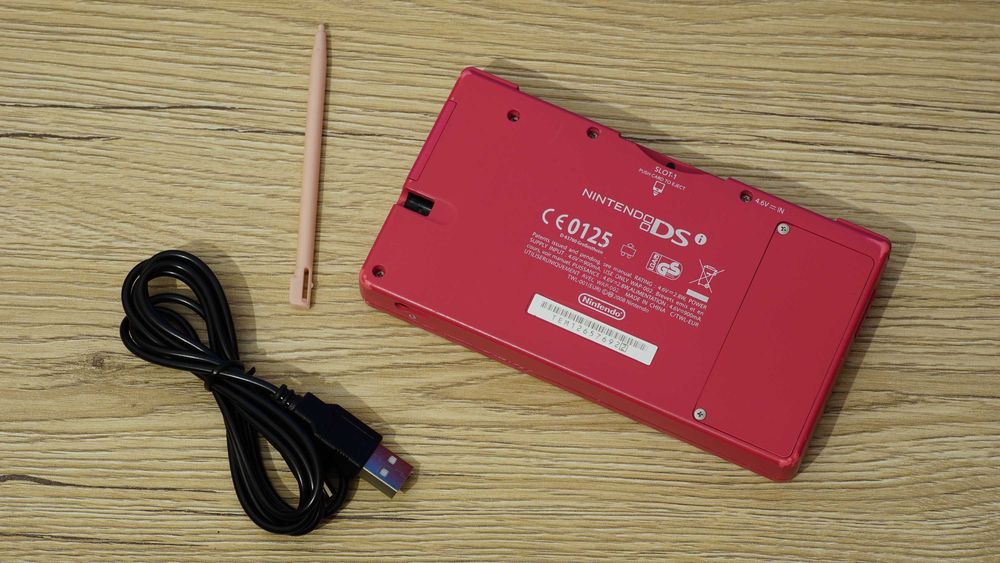 Consola portabila Nintendo DSi roz + accesorii