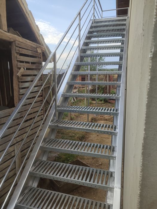 Vindem scări zincate la cerere
