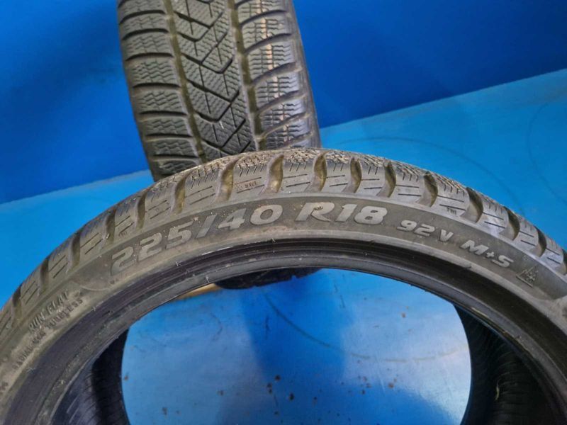 2 Pirelli R18 225/40 Anvelope de iarnă DOT2817