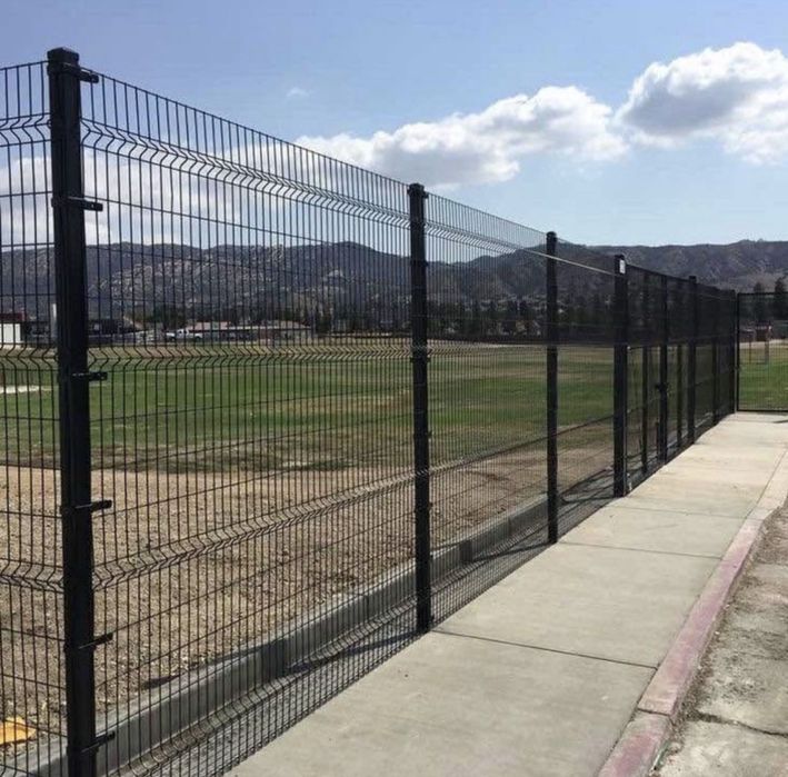 Gard din plasa val sau bordurata pe pahare de beton