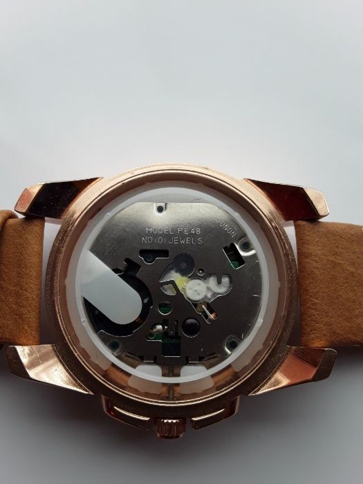 страхотно красив и голям часовник кварц - за части