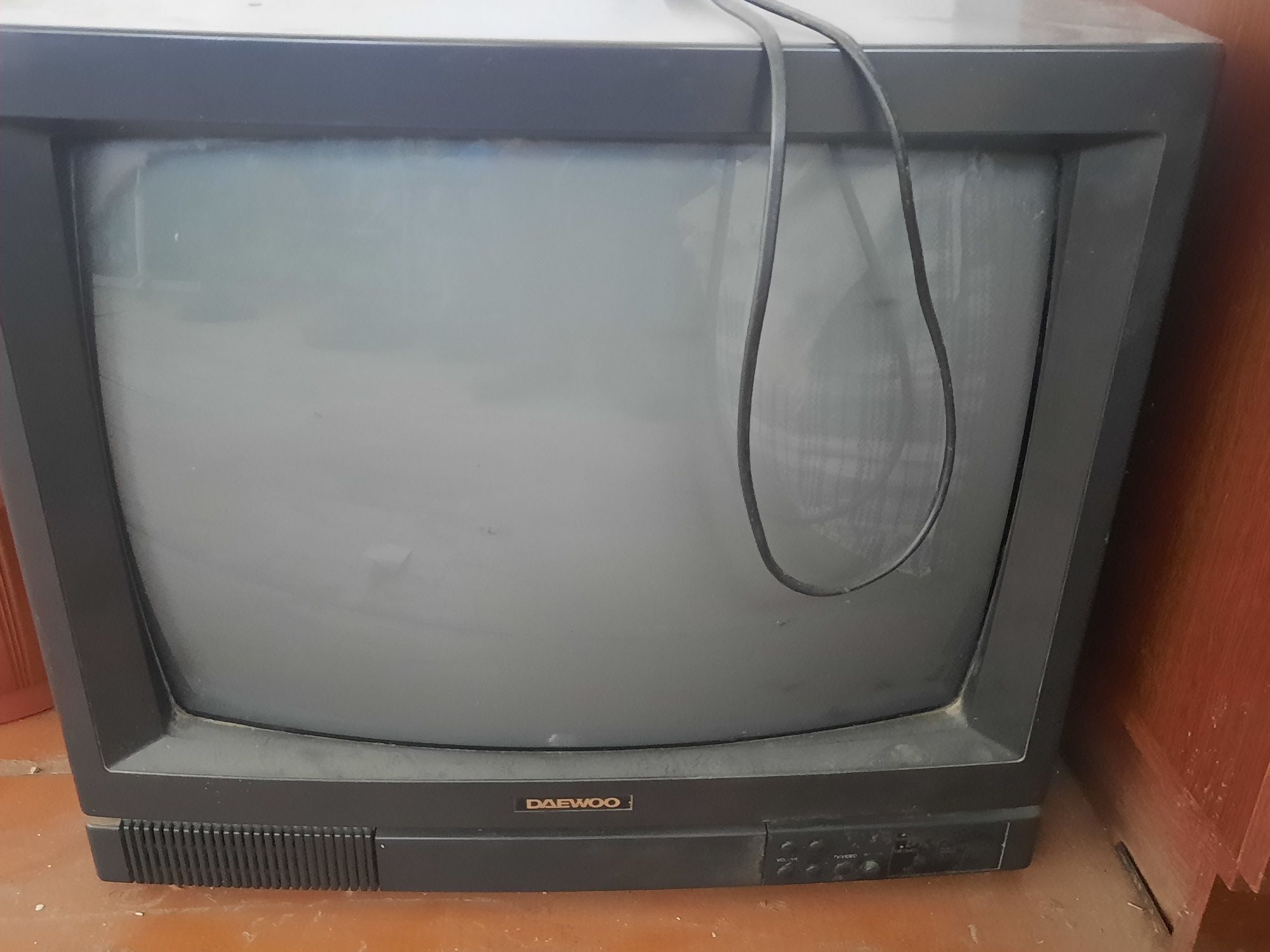 LG  va  DAEWOO  televizorlari sotiladi