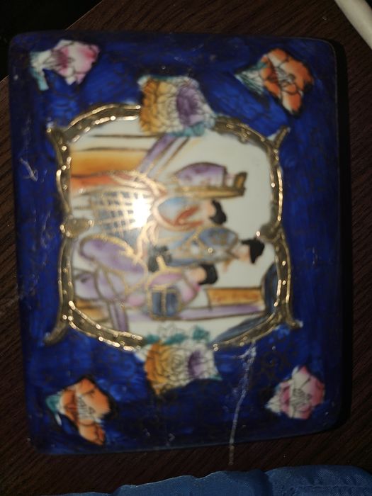 Изключително красив и рядък комплект от порцелан.