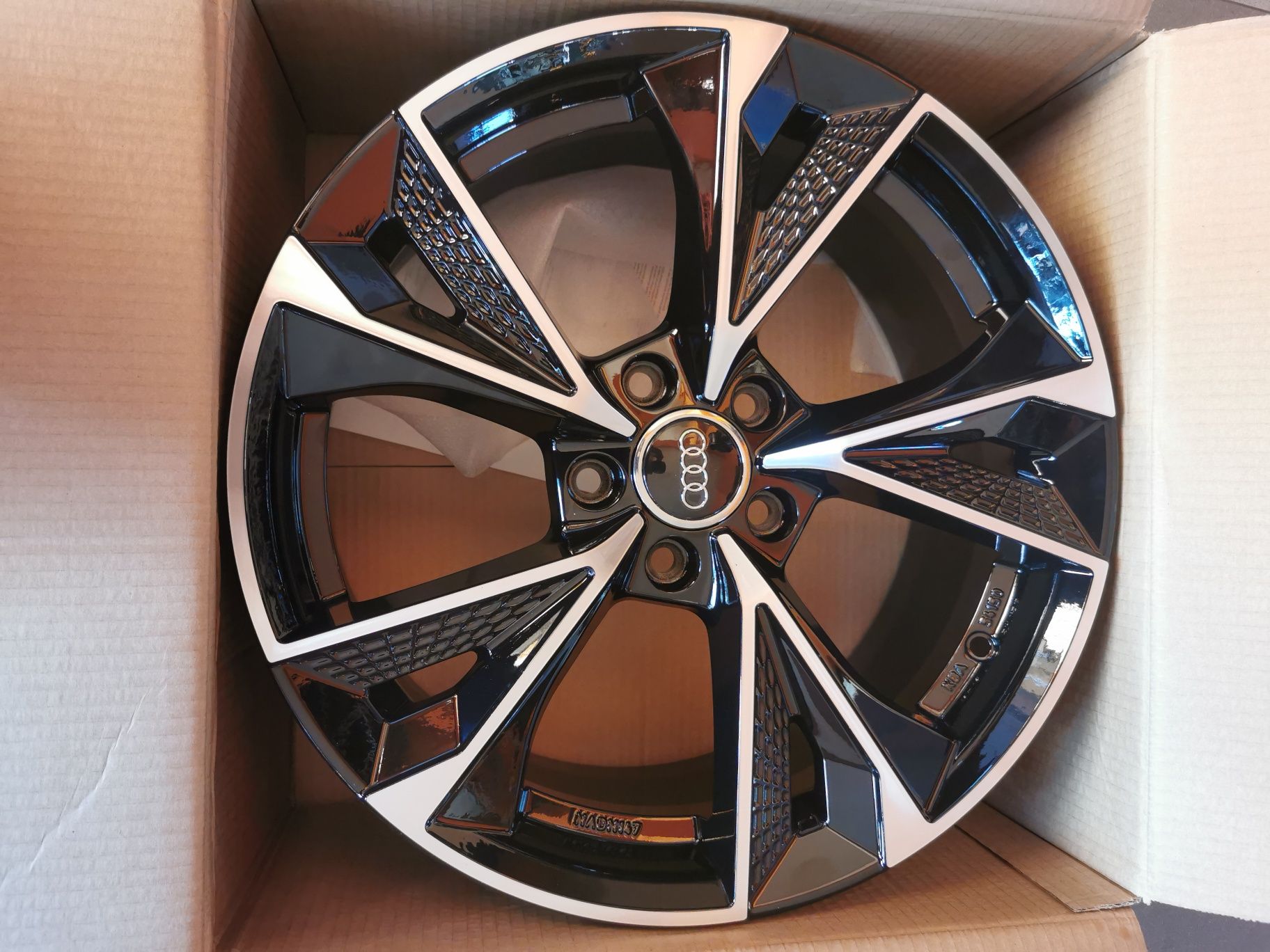 Vand jante de aliaj pentru Audi pe 18 marca Elite wheels model Luster