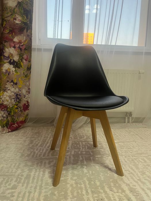 3 Стула  с деревянными ножками с мягкими сиденьями.