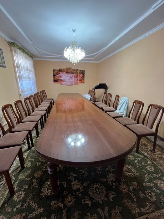 Большой стол для гостиной