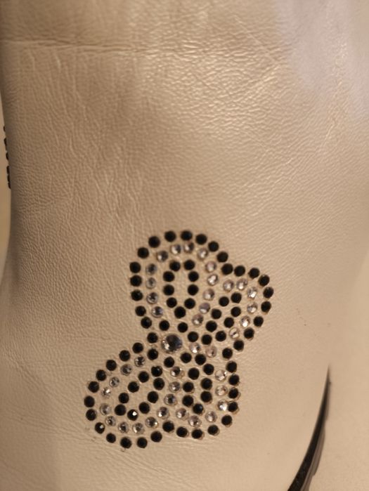 Продам ботинки белые со стразами