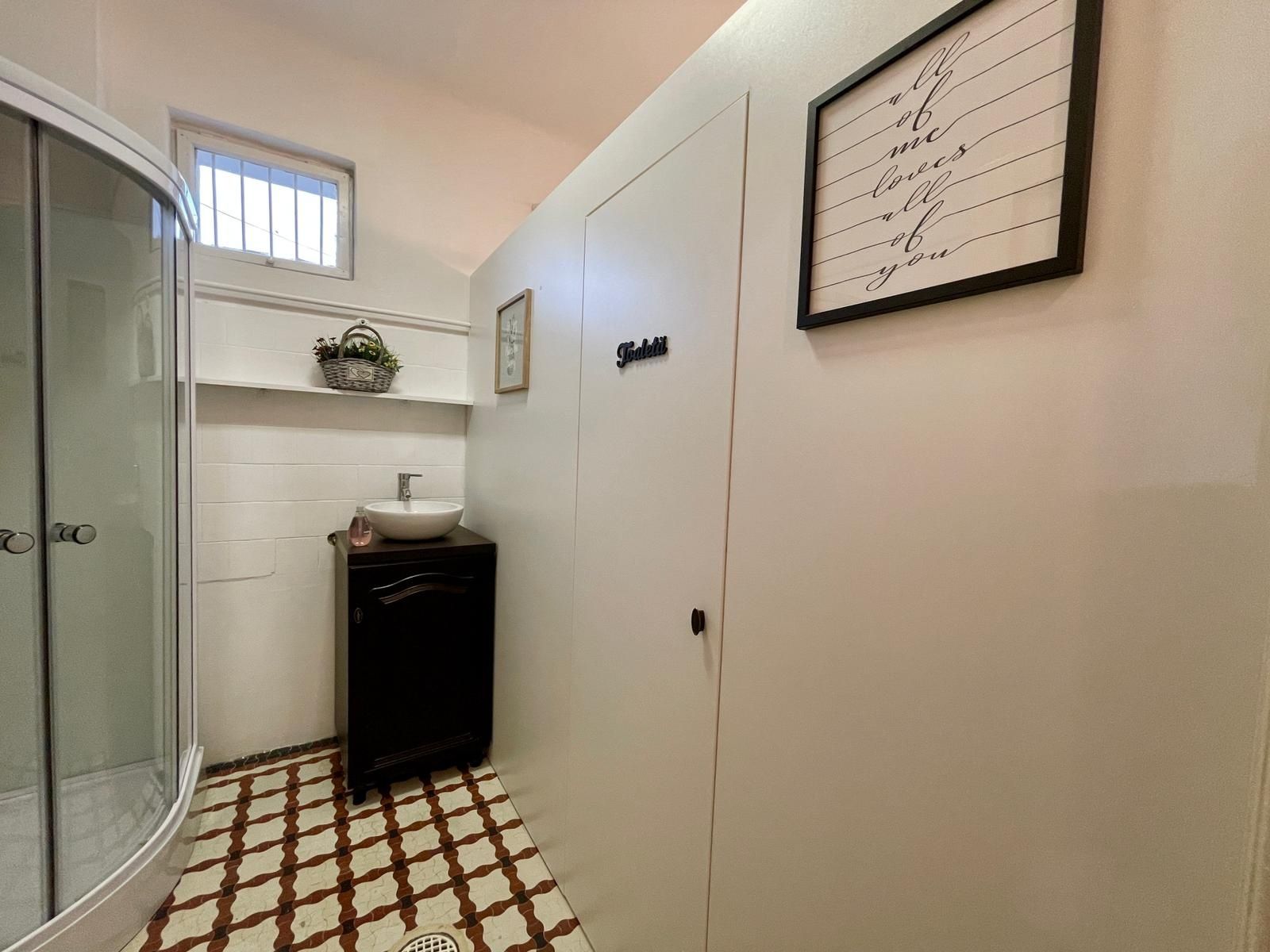 Casă de vânzare construcție foarte solidă ,zonă deosebită